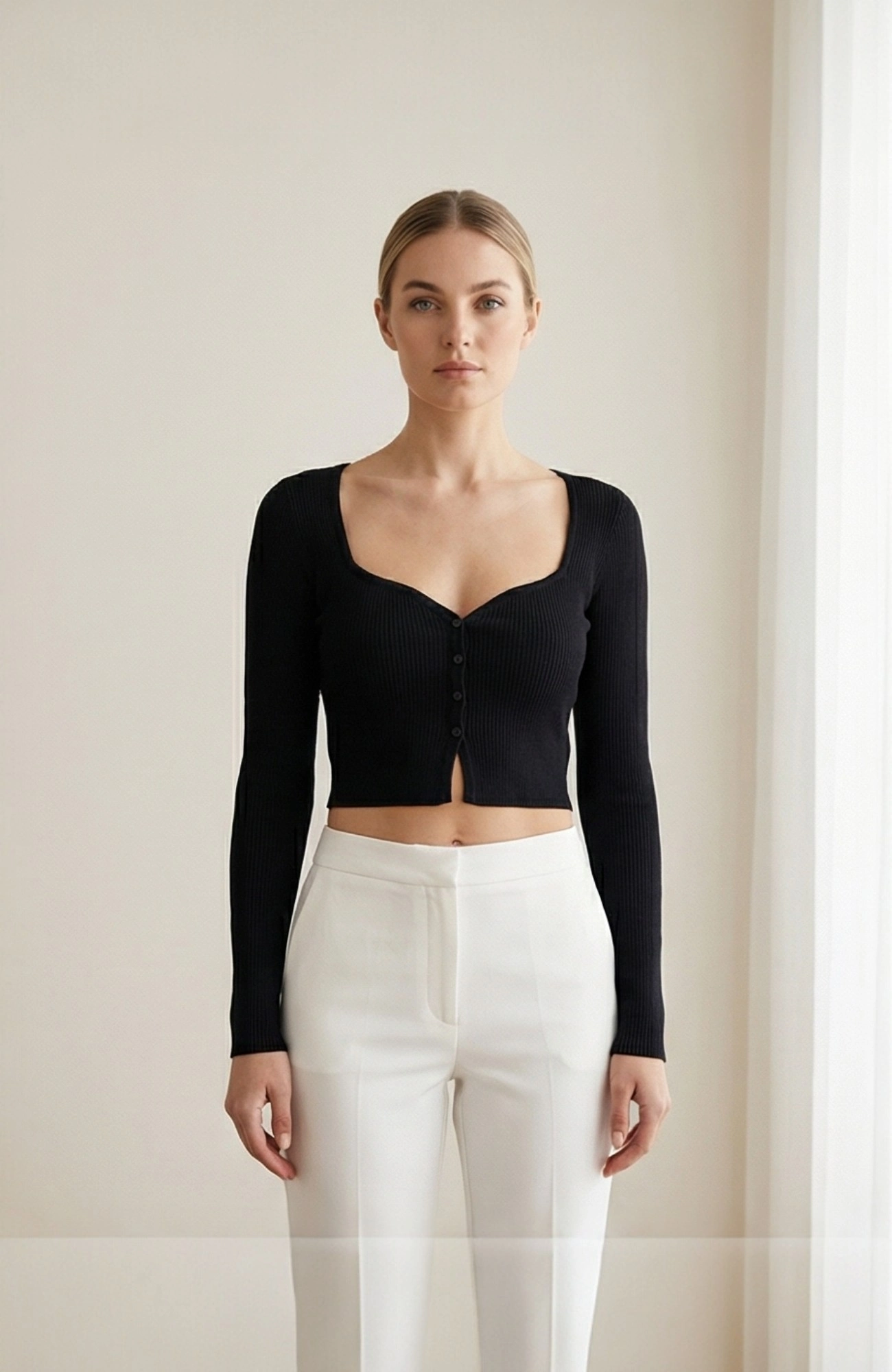 Kadın Siyah Uzun Kollu Düğmeli Göğüs ve Göbek Dekolteli Crop Top Bluz – Şık, Rahat ve Kolay Kombinlenebilir