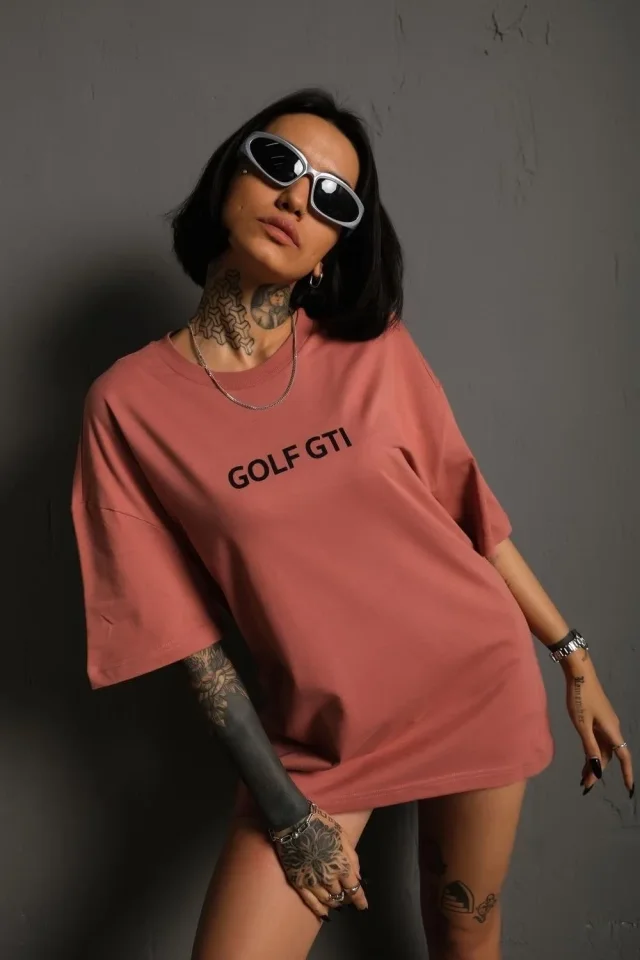 Oversize Baskılı Tişört – Golf GTI Retro Araba Desenli, Ön - Arka Dijital Baskı, Sokak Modası Stil- Gül Kurusu